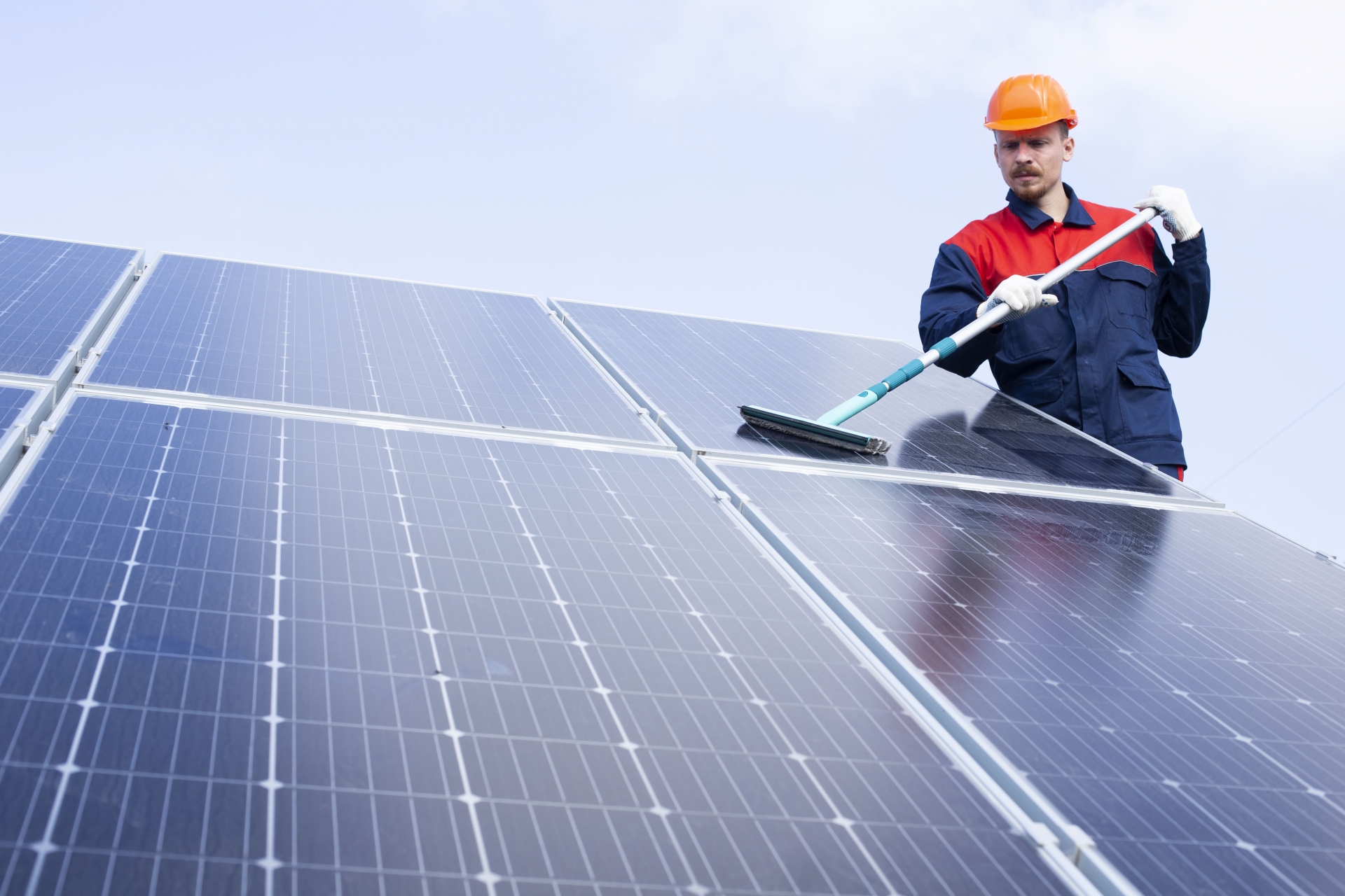 太陽光パネルの掃除は必要?掃除が必要な理由と掃除をする際の注意点